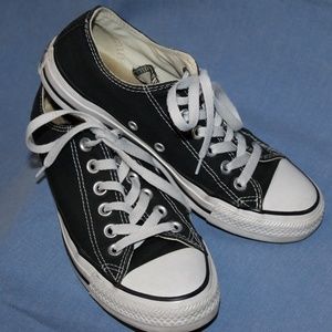 Unisex Converse Black and White